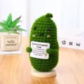 Handgefertigte gehäkelte emotionale Unterstützung Gewürzgurke Puppe mit Holzsockel. - Magnetische Gurke mit Magnetfuß