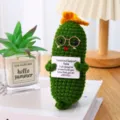 Gehäkelte emotionale Unterstützung Gurke Puppe süße Strick Auto Ornament Geschenk Idee - Gurke mit gelber Blume & goldener Brille