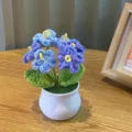 Handgemachte Häkelblume im Topf gestrickte Blumenornament Desktop Dekoration Geschenk - Blaue Vergissmeinnicht-Topfpflanze