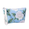 Primo piano dettagliato della borsa cosmetica in pelle PU blu con stampa floreale. - A - cerniera blu cielo