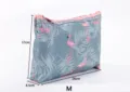 Vista dettagliata della borsa cosmetica fenicottero M, trousse impermeabile 26x17x6.5cm. - Borsa grande con fenicottero