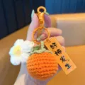 Gehäkelter Kakis Schlüsselanhänger süße orange Frucht Tasche Anhänger Strickzubehör. - Glücks-Kaki mit buntem Haken