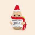 Handgemachte gehäkelte positive Kartoffel Puppe mit Weihnachtsmütze und motivierender Karte. - Weihnachtskartoffel 3