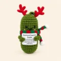Gehäkelte Weihnachtsgurke als emotionale Stütze Puppe mit Rentiergeweih und Schal Deko. - Weihnachts-Rentier-Gurke