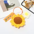 Handgemachte gehäkelte Sonnenblume Schlüsselanhänger mit weißer Blüte für Taschendekoration. - Drahtring-Modell - Erfolg-Sonnenblume