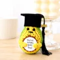 Handgefertigte Häkel-Abschluss-Avocado-Puppe Plüschtier mit Doktorhut und Karte Geschenk. - 2026 Doktorhut Cremefarbene Avocado
