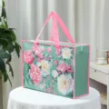 Borsa portaoggetti pieghevole spessa in tessuto non tessuto con stampa di peonie e manici rosa. - 47*33*15cm / Peonia su fondo verde