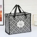 Bolso de mano plegable de tela no tejida con patrón geométrico blanco y negro con cremallera. - Patrón calado negro / 30x23x14cm