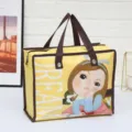Bolsa de compras plegable de tela no tejida laminada con dibujo elegante bolso portátil - Niña con diadema amarilla / 30x23x14cm