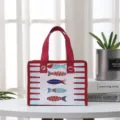 Piccola borsa in TNT laminato con motivo a pesce, borsa cosmetica portatile con cerniera lampo. - Cinque pesci su fondo bianco