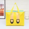 Bolsa de compras plegable de tela no tejida con estampado de piernas y cierre de cremallera. - Pies amarillos / 30x23x14cm