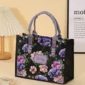 Bolso tote impermeable de tejido PP con elegante patrón floral y asas moradas duraderas. - Flor con asa morada (pequeña)