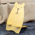 Holz Cartoon Bär Handyhalterung Detail, kreative Desktop Halterung für Smartphones und Tablets. - Gelb