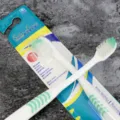 Vista detallada del cepillo de dientes de cerdas suaves con cuello flexible y diseño. - Cepillos de dientes de cabezal pequeño