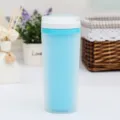 Tazza da viaggio in plastica isolata a doppia parete con corpo blu e coperchio bianco. - 401-500ml / Blu