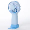Mini ventilatore da tavolo USB portatile palmare in colore azzurro chiaro con base di supporto. - Blu