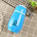 Bottiglia d'acqua isolata in acciaio inossidabile pinguino blu con design carino e cinturino. - 300ml / Blu