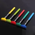 Grattaschiena estensibile con manico in plastica colorata e asta telescopica per uso quotidiano. - Predefinito
