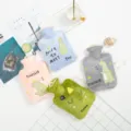Variante di borsa dell'acqua calda in peluche, copridiverso in gomma con simpatico dinosauro - Stile Custodia in Tessuto / Taglia piccola 19,5*11 cm