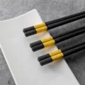 Schwarze und goldene Legierung Stäbchen Set mit weißer Keramikablage, stilvoll und langlebig. - Wie du wünschst / 24cm / Gold