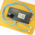 Laccetto per cellulare blu regolabile con parti metalliche e patch universale per uso quotidiano. - Inserto trasparente / Blu