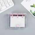 Mini cuaderno archivador de 3 anillas transparente de PVC con anillas rosas y cuadrícula - Rosa