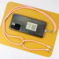 Cordino per telefono a tracolla con cinturino regolabile e accessori metallici utili. - Inserto trasparente / Rosa
