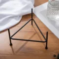 Schwarzer Metall Dreieck Untersetzer Ständer, vielseitiger Halter für Tassen und Schalen. - Dreieckige Eisengestelle / Passend für 15 cm