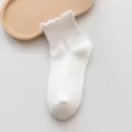 Detailansicht weiße Socken mit Rüschenrand, süßes Design für den Alltag und Schule. - Einheitsgröße / Weiß
