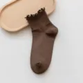 Braune Damen Kurzsocken mit Rüschenrand, süße Strick Socken für elegante Freizeitschuhe Outfits. - Einheitsgröße / Kaffeebraun