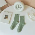 Grüne gerippte Wadenstrümpfe mit niedlichen Rübenkanten, weiche lässige Freizeitsocken. - Einheitsgröße / Grün