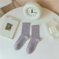 Nahaufnahme von Damen-Mittelsocken mit filigranen Rüschen-Spitzenbündchen und Feinstrick. - Einheitsgröße / Lila
