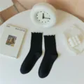 Schwarze gerippte Wadenstrümpfe mit zarten Rüschenbündchen, ideal für süße Alltags-Outfits. - Einheitsgröße / Schwarz