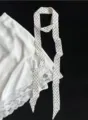 Vista di dettaglio di una sciarpa chic a pois e gonna in satin con pizzo bianco. - 200cm / Pois Piccoli Bianco