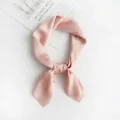 Rosa Seidenschal Detail, elegante quadratische Halstuch Nahaufnahme, weicher Stoff - Nude Rosa