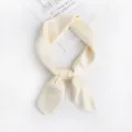 Elegantes einfarbiges Kunstseide Quadratische Halstuch für Damen, schicker Schal Accessoire Detail. - Beige