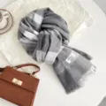 Grauer Karoschal für den Winter, kuscheliger Kaschmir-Look Schal mit Fransen für Damen. - Blau