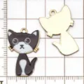 Charm pendentif chat noir et blanc dessin animé émail alliage pour bijoux faits main DIY. - Chat Mécanique Cartoon Noir et Blanc (19133) / 1 Pièce/Paquet (26x17mm) / Noir et Blanc