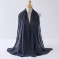 Vista dettagliata della sciarpa hijab in chiffon con strass, scialle leggero e versatile. - Blu Grigio Scuro