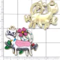 Pendentifs chat dessin animé en alliage émaillé coloré pour accessoires bijoux faits à la main - Chat Branche Fleur à Quatre Pétales Blanc (24922) / 1 Pièce (21x24x1mm) / Blanc