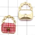 Primo piano di ciondolo borsa in lega color oro accessorio gioielli DIY con smalto a quadri rossi. - Ciondolo per Borsa a Quadri Rossi / 1 Pezzo (20x16mm) / Rosso