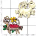 Charmants pendentifs chat en alliage émaillé pour la fabrication de bijoux faits à la main. - Chat Branche Fleur à Quatre Pétales Brun Clair (24925) / 1 Pièce (21x24x1mm) / Beige