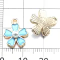 Pendentifs de fleurs en alliage émaillé bleu perle breloques dorées pour bijoux DIY. - Perle Fleur de Cerisier / 1 Pièce (12x15mm) / Bleu lac