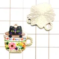Ciondolo charm gatto nero tazza da tè smalto in lega per accessori di gioielli fatti a mano DIY. - Gatto Nero In Tazza Floreale / 1 Pezzo/Confezione / Oro