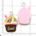 Kleurrijke hars cupcake hanger charms DIY handgemaakte sieraden accessoires schattige cartoon - Sweet Milkshake Taart / 1 Stuk (25x15x7mm) / Roze Basis Koffiebruin