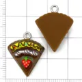 Hars chocolade taart hanger DIY handgemaakte sieraden accessoire aardbei charms. - Driehoekige Aardbeientaart / 1 Stuk (22x18x7mm) / Koffiebruin