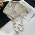 Vista detallada del pañuelo triangular de punto calado crema con cuentas y cordones. - 1# Blanco Crema