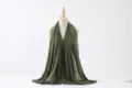 Vue détaillée d'un long foulard uni vert foncé au toucher lin drapé avec élégance. - 8# Vert Foncé