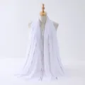 Dettaglio di sciarpa in chiffon bianco con catena di strass, elegante scialle. - Bianco