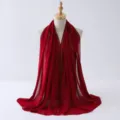 Sciarpa lunga in chiffon rosso con dettaglio catena strass, elegante e versatile scialle. - Rosso